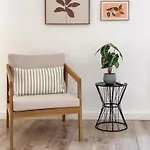 Modern 2 Bedroom Close To Center *