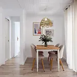 아파트 Modern 2 Bedroom Close To Center *