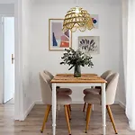 Modern 2 Bedroom Close To Center *