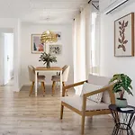 Modern 2 Bedroom Close To Center 아파트