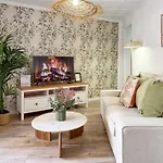Modern 2 Bedroom Close To Center 아파트