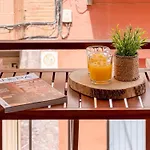 Modern 2 Bedroom Close To Center 아파트