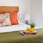 Modern 2 Bedroom Close To Center 아파트 *