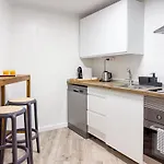 Modern 2 Bedroom Close To Center 아파트