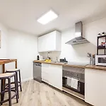 Modern 2 Bedroom Close To Center 아파트