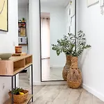 Modern 2 Bedroom Close To Center 아파트 *