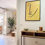 Modern 2 Bedroom Close To Center 아파트