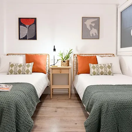 Modern 2 Bedroom Close To Center 아파트 *