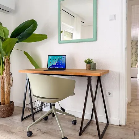 Modern 2 Bedroom Close To Center 아파트 *